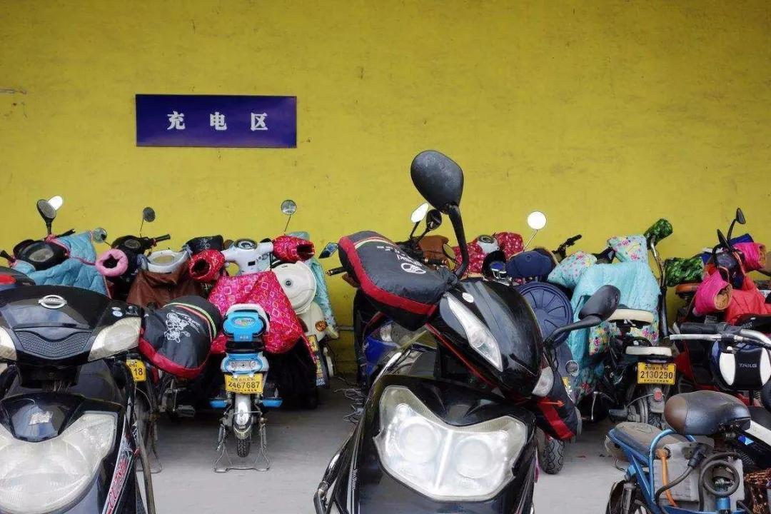 天冷电动车电池,天冷电动车充不进电灯一直绿色的