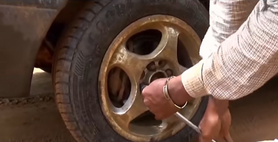 喀麦隆玩命出租车，一辆车坐17人，中国自行车也在非洲遍地开花