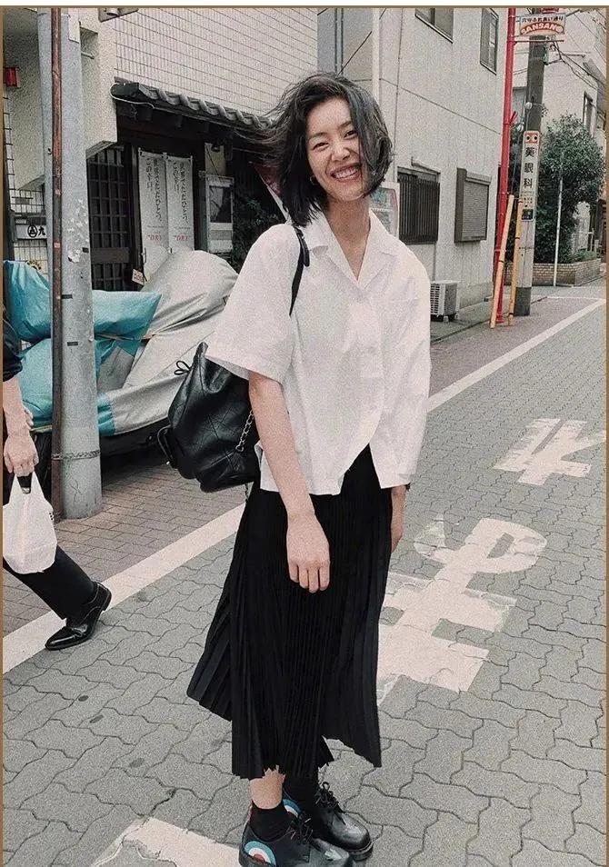 “挤奶衫”难穿上热搜，试试这三款衬衫，百搭时髦还高级