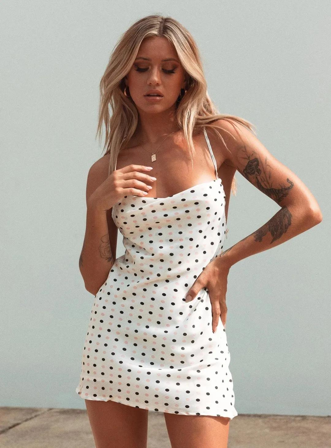 鱼尾裙配马丁靴加毛呢外套,鱼尾裙配马丁靴视频