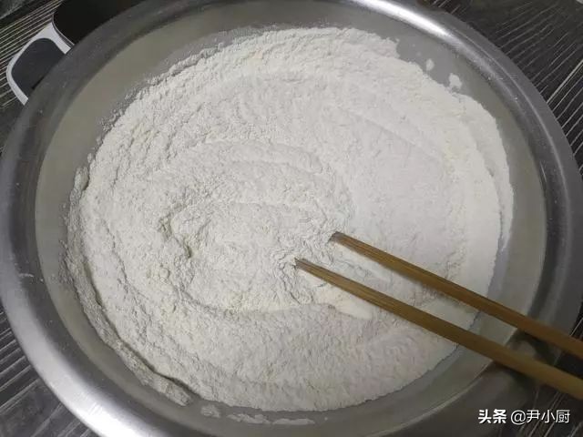 炸蓬松酥脆油条到底加不加酵母,炸油条时记住配方和3个小技巧