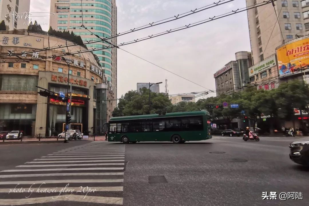 杭州还有带辫子的电车吗,杭州街上电线