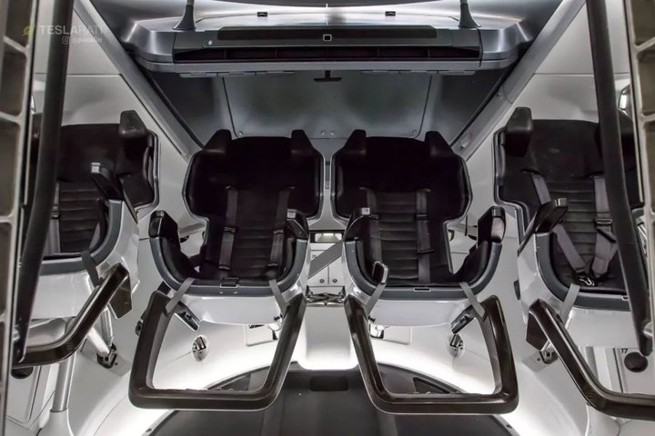 马斯克实现载人航天新壮举,马斯克成功发射第一颗卫星