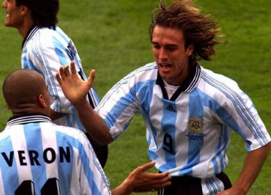 阿根廷球员对马拉多纳的评价,阿根廷球迷评价梅西马拉多纳