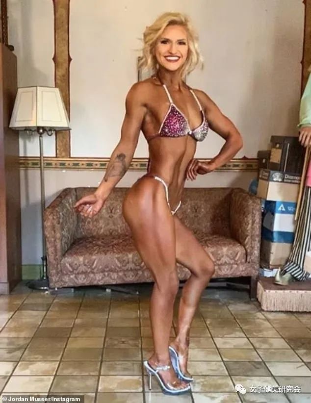 当人们看到健美小姐发出哺乳照，他们吓坏了（上）