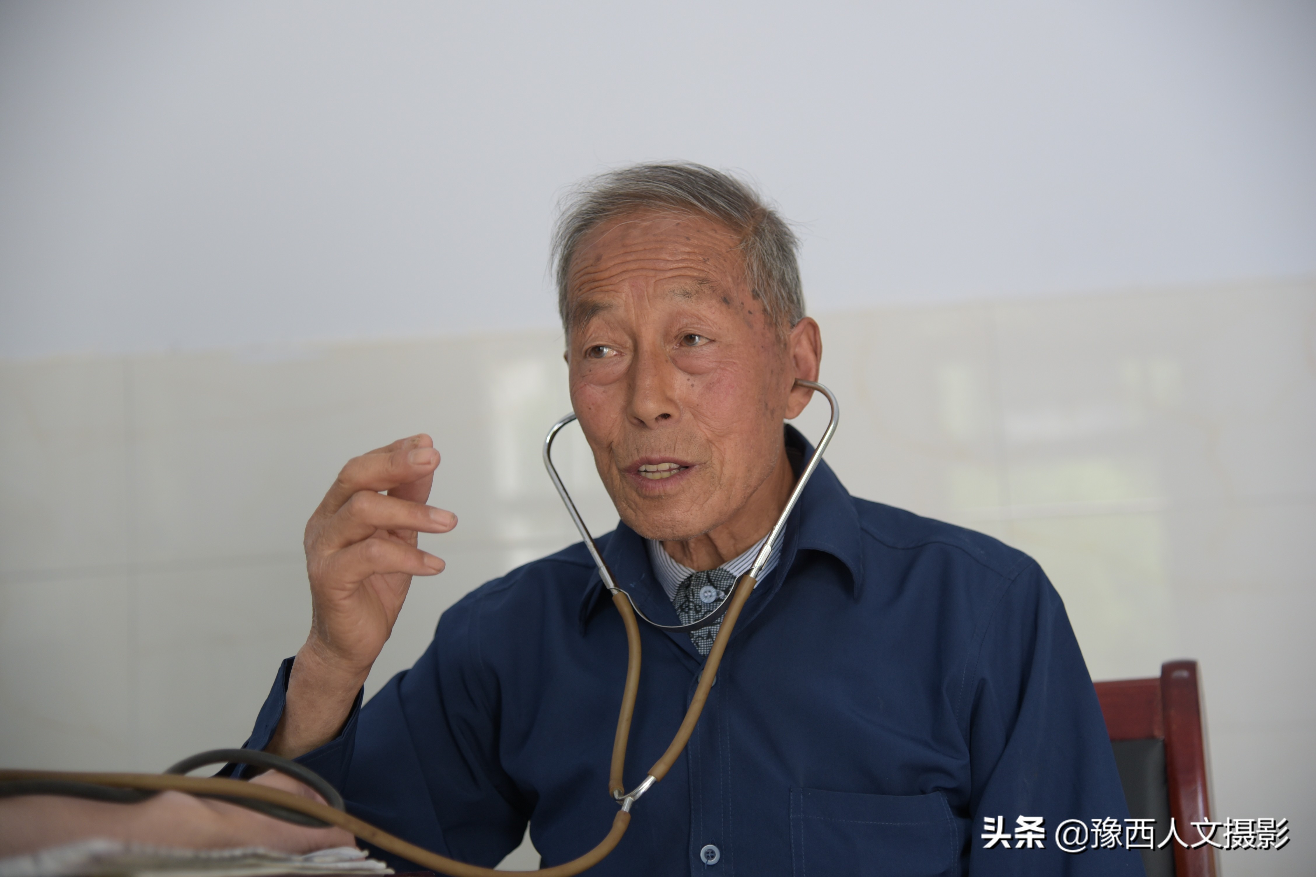 老村医治好脉管炎，两兄弟拿万元酬谢，他仅从毛票中抽出80块
