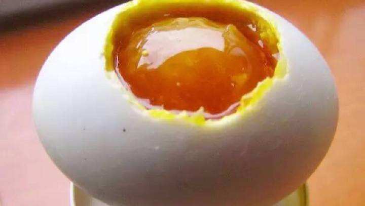 腌咸鸭蛋起沙流油的方法,如何腌制咸鸭蛋既出油又起沙不咸