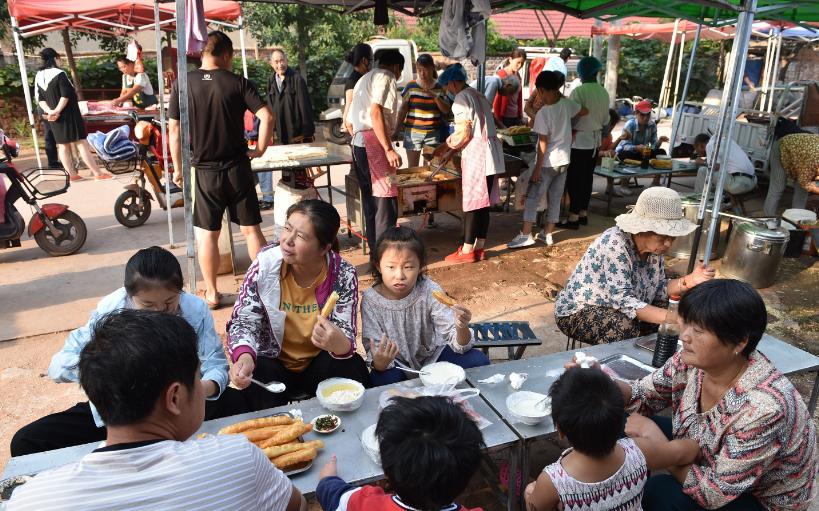 山东小哥摆摊卖小吃视频,大叔摆摊卖22年小吃每天忙到凌晨