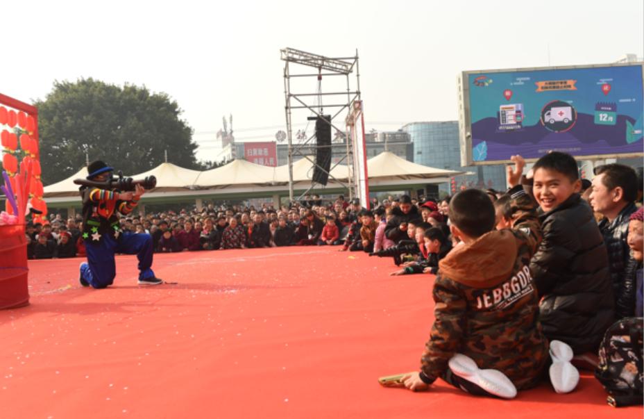 广元市老城小西街嘉陵广场,看看广场有多热闹