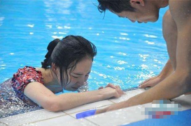 生理期遇上比赛日，23岁的她为国夺冠，赛后疼到虚脱，被抱下场