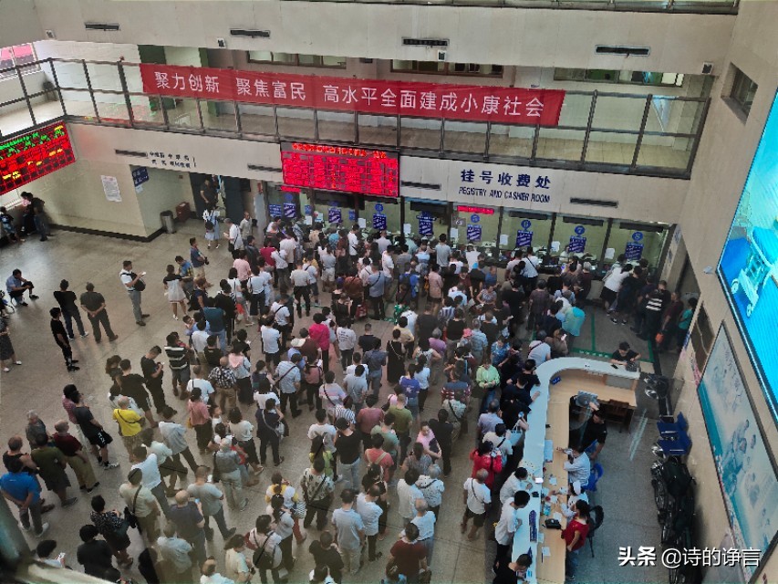 南京脑科医院门诊大厅人山人海,南京脑科医院排队人多