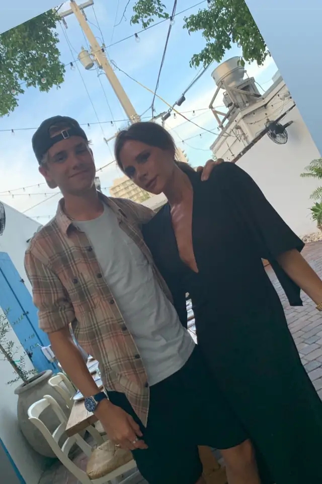 小七是大姑娘了！沙滩踢足球一人对阵两个哥哥，女汉子太有小贝范