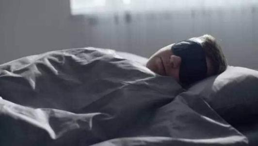 每天睡够8小时怎么还是有黑眼圈,每天睡几个小时能没有黑眼圈