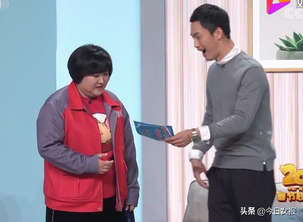 贾玲演家政保洁冒充家长是哪年,贾玲最新小品金牌家政