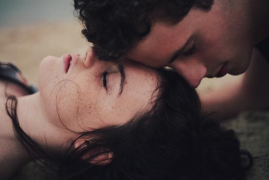 和朋友暧昧怎么更进一步,朋友暧昧期聊天如何不尴尬