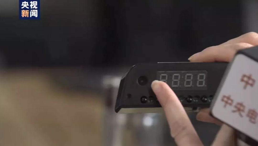 男子两个月*拍偷**90多部裙底视频，工具竟然是鞋