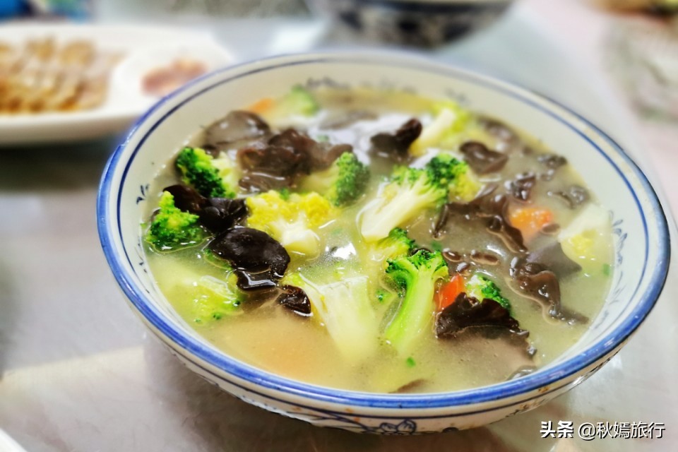 在常熟乡镇饭馆聚餐,12人20多道菜,菜肴酒水共1200元,值不值?