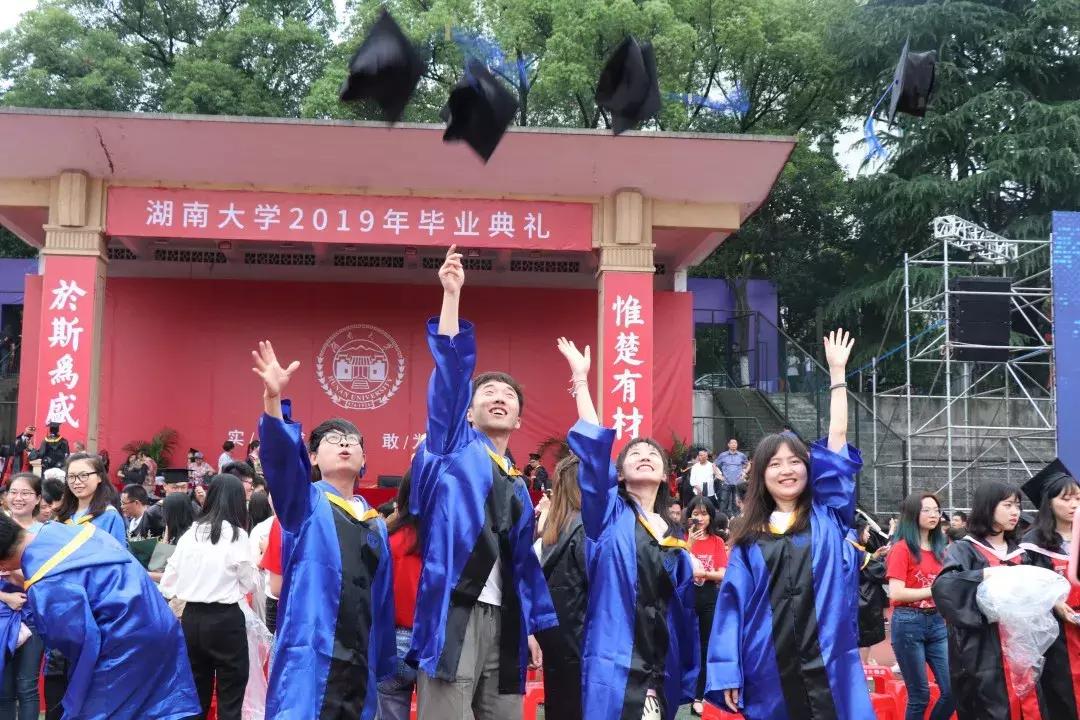 毕业啦难舍难分,毕业啦很舍不得离开