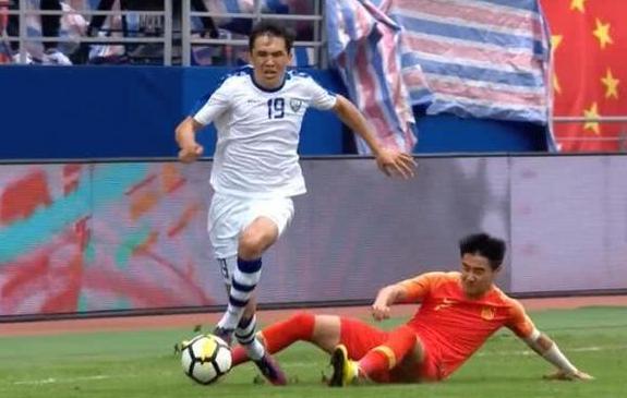 韦世豪铲伤乌兹球员图片,韦世豪铲伤乌兹球员红牌