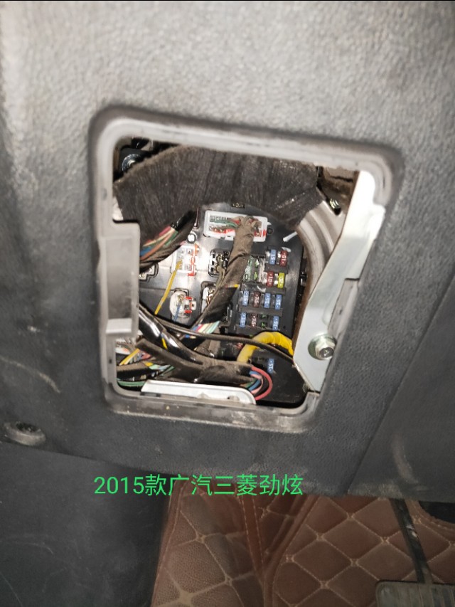 三菱劲炫保险丝在哪,2014款广汽三菱劲炫保险盒图解