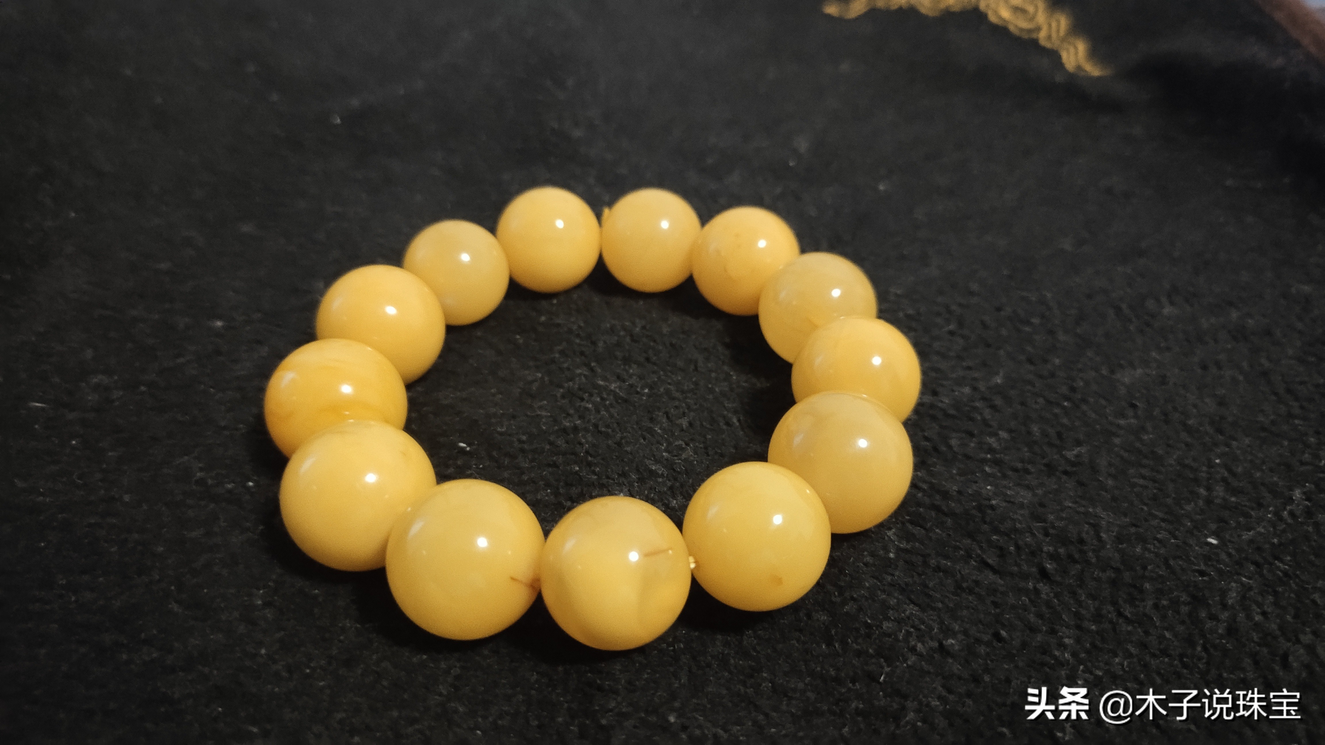 购买的蜜蜡手链被掺进去一颗假珠子，木子带你了解5种方法来区分