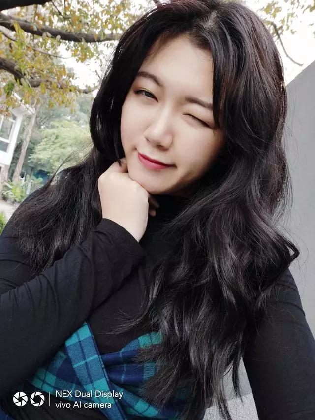 如何让自拍更好看,自拍怎么把人拍的很高大