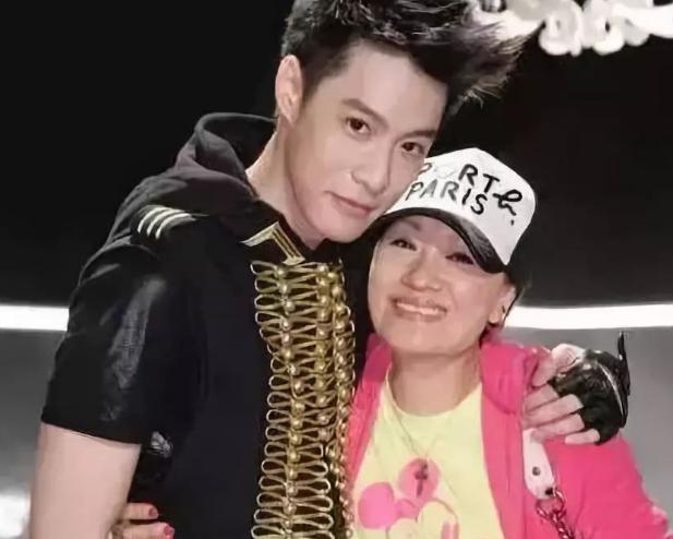 知名女星与已婚男同居18年，被当街扒衣殴打，怎么会沦落成这样？