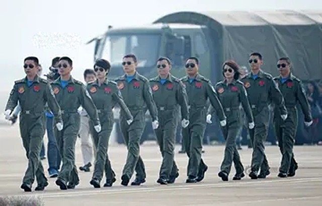 金孔雀余旭的最后一程:36万群众手捧菊花送别,墓前4架飞机模型