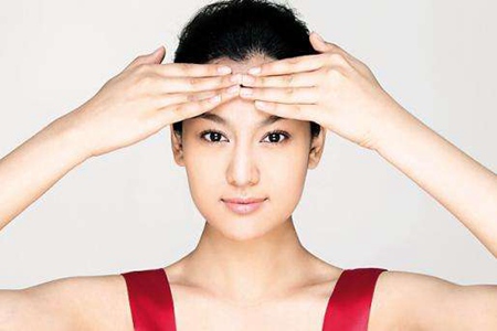 为什么额头痘痘比脸上痘痘容易好,额头长痘的原因及治疗青春痘方法