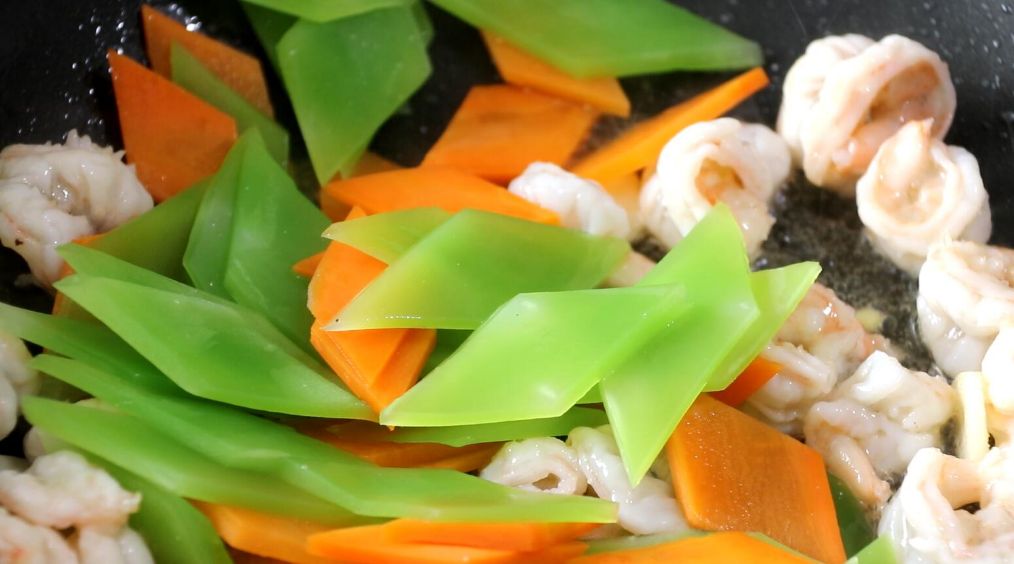 莴笋西葫芦尖椒和虾仁能一起炒,莴笋炒山药虾仁的家常做法视频