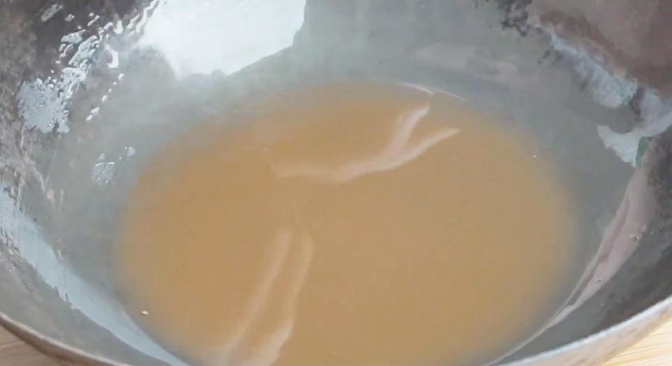 超简单的方法让铁锅不生锈不粘锅,生锈的铁锅别扔了学会这个小窍门