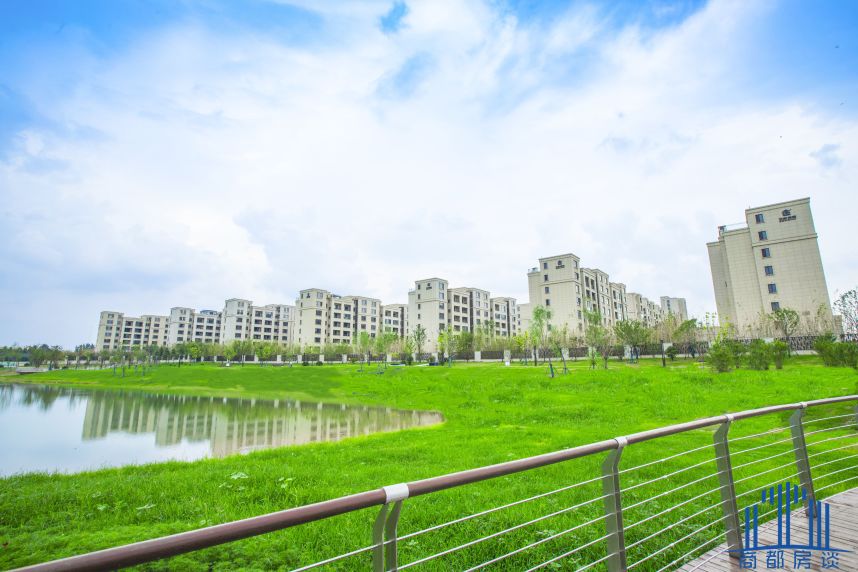 依水而眠只在江南水乡?也许,倾尽心力的内陆湖景更胜一筹