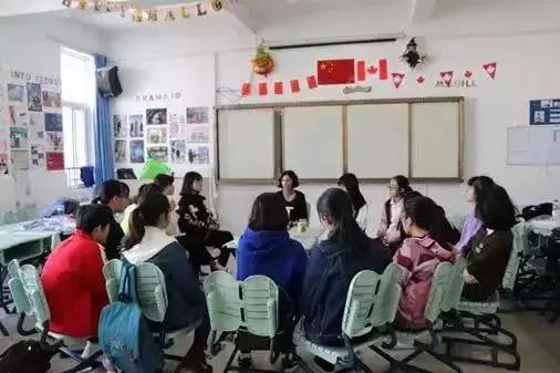 来听塔迪夫校长唱歌——“青春、奋斗、友爱”都在这首歌里了