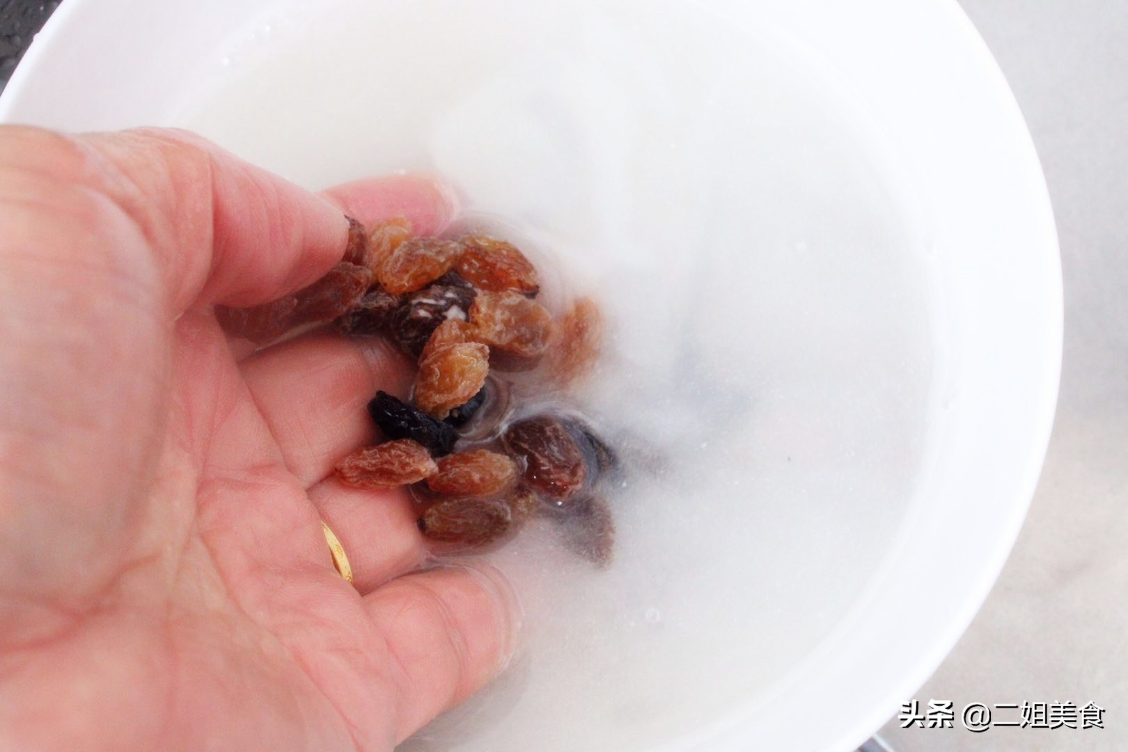 白醋倒葡萄干中会有什么作用,白醋泡葡萄干有什么用处