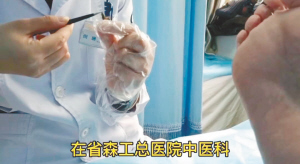 哈市小龙女,小龙女用玉蜂针帮老顽童疗伤