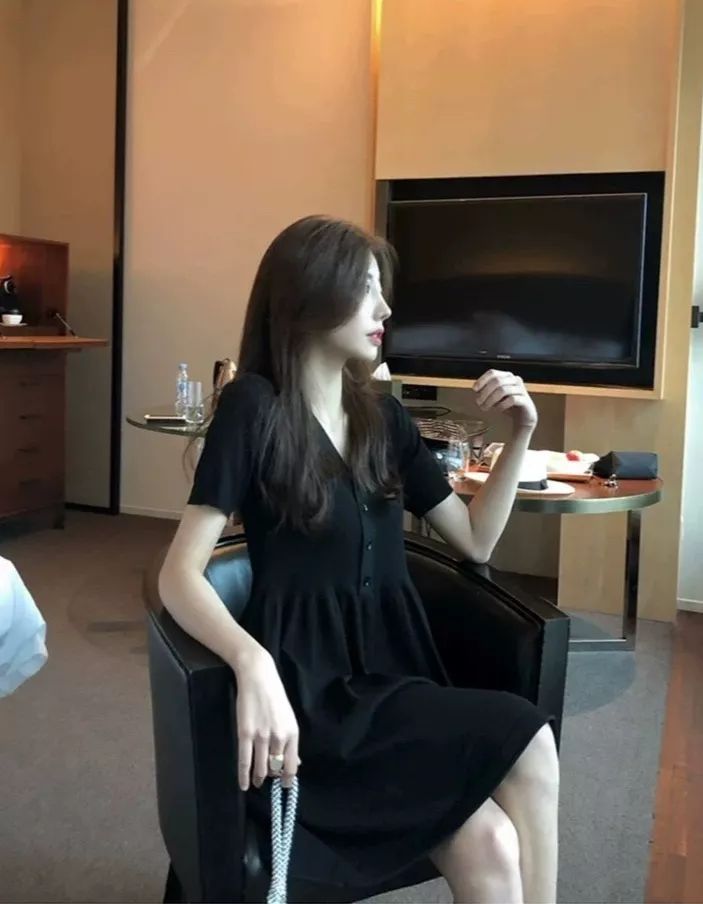 百变独特小黑裙,针织小黑裙高级感