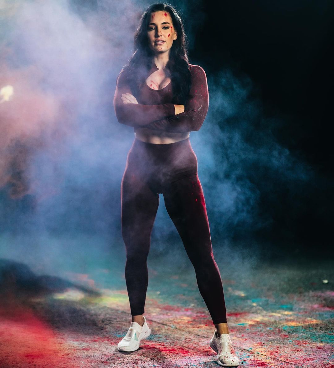 马甲线，前凸后翘，7岁接触健身，大学毕业后获得多次比基尼冠军