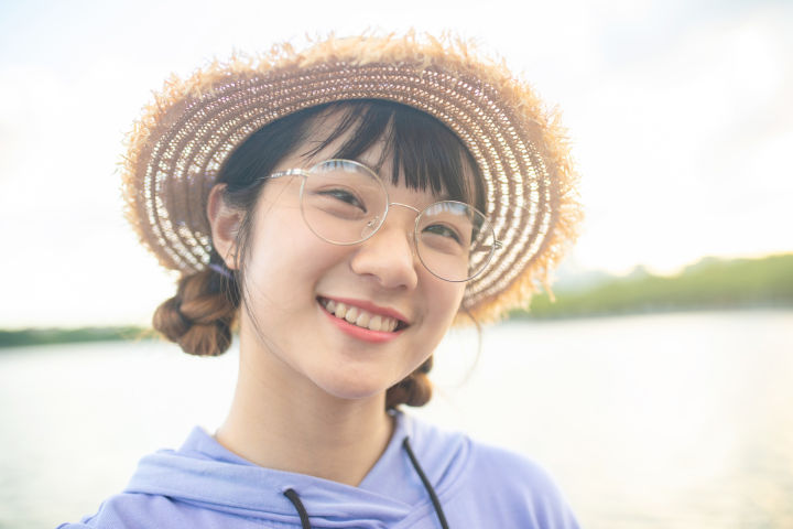 厚镜片适合什么镜框,怎么挑选近视眼镜镜片和镜框