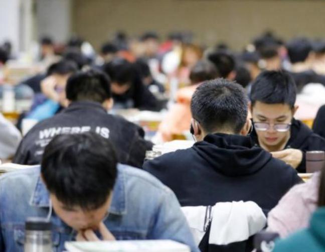 大学生查宿舍违规用品,宿管查违规电器