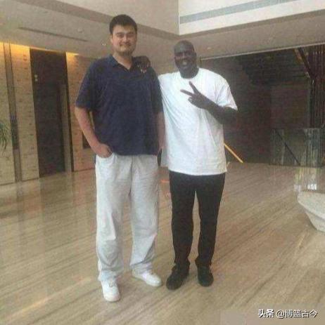 伦纳德单手单脚扣篮,伦纳德身材多夸张