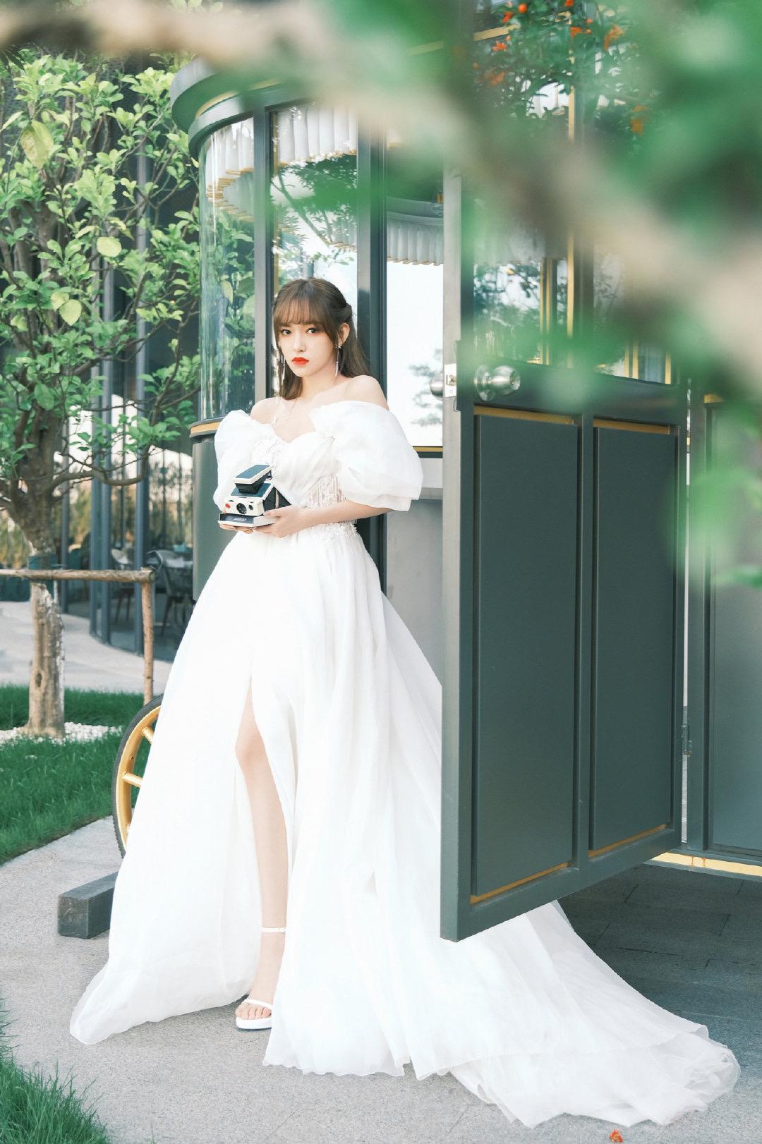 程潇抹胸长裙造型,程潇黑色深v抹胸裙走红毯