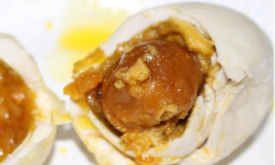 鹅蛋腌好后蛋清有一层黑膜,教你家常腌鸡蛋鹅蛋