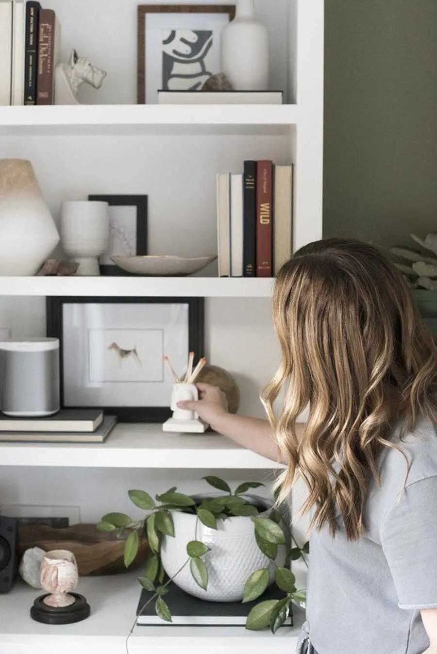 书架花瓶怎么摆,书柜摆放物件效果图