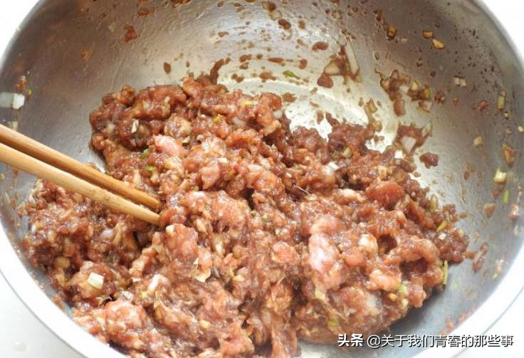 调肉饺子馅别加料酒!记住“盐水油”3步,咬一口满嘴油,香喷喷