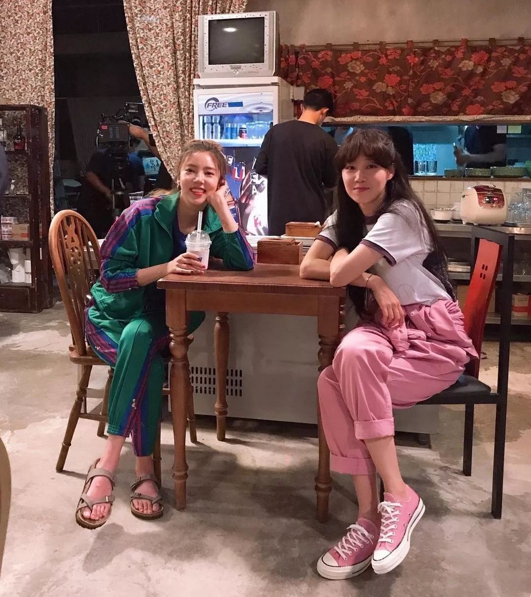 韩剧女主连衣裙穿搭,韩剧中冬天碎花半身裙