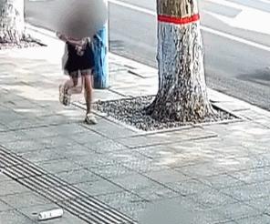 多男子手持长刀长棍打人后续,男子持刀被铁棍打