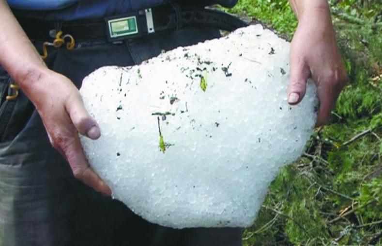 大连突降冰雹多车受损车顶被击穿,大连突降冰雹