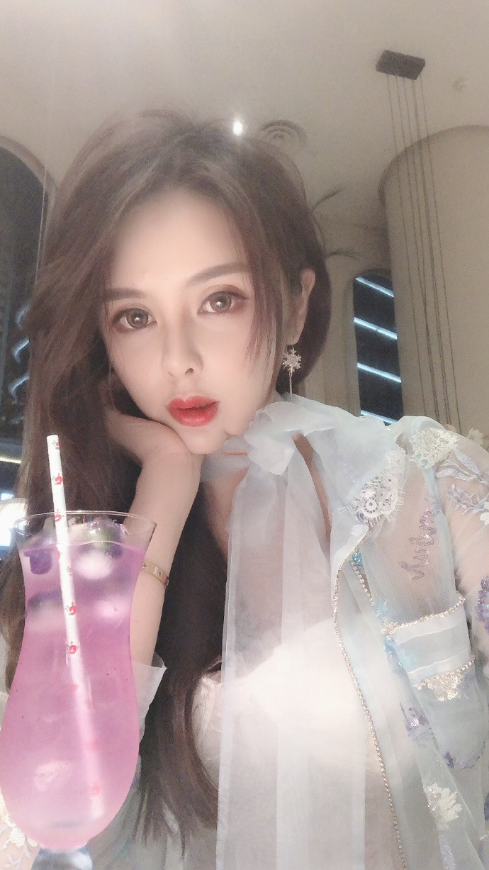 张琪格终于醒悟了？晒出刚睡醒的素颜照，原来她真容如此青春