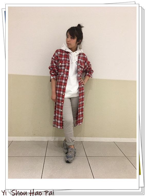 红色小格子衬衫女长袖时尚穿搭,红色格子衬衫配什么颜色裤子好看