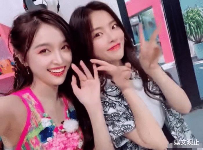 吴宣仪蓝色短裤,吴宣仪白短裤